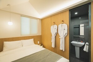 Desk, laptop workspace, free WiFi, bed sheets - Sinchon Localfriends Hotel (Seoul)