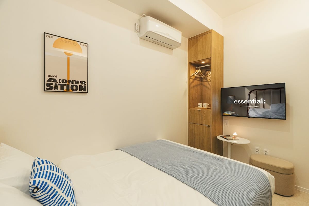 1 habitación, escritorio y espacio para trabajar con laptop