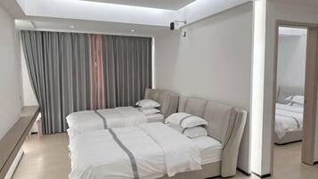 Ein modernes Hotelzimmer mit einem großen Bett, einem Schreibtisch und Blick auf die Stadt.