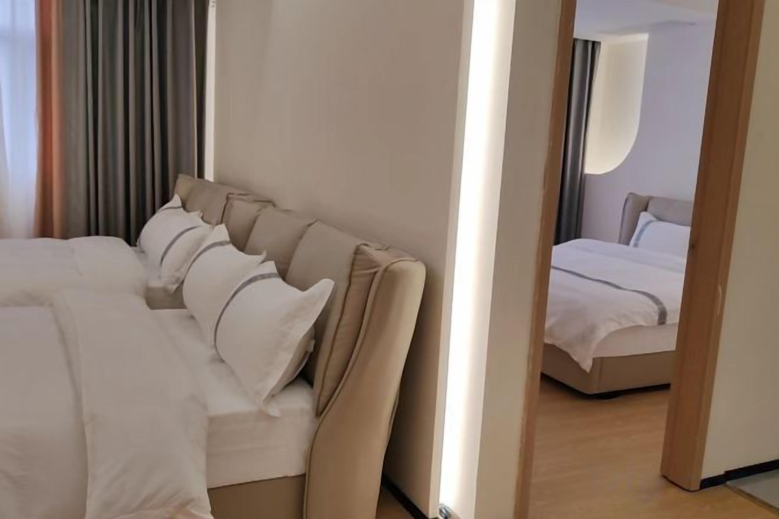 Ein Hotelzimmer mit einem Bett, einem Sofa und einem Spiegel.