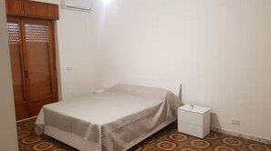 Room - Very central apartment in a quiet residential condominium (Scalea)