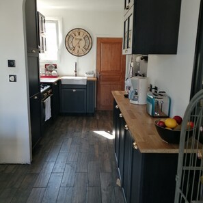 Fridge, microwave, oven, stovetop - Country house with swimming pool (Carpentras)