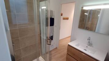 Dusche, Handtücher, Toilettenpapier