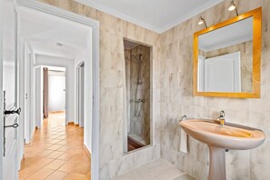 A bathroom with a shower, sink, and mirror. - Luxury Villa 8w/ Pool, Sea &amp; Mountain Views (Fréjus)