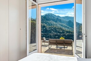4 chambres, bureau, fer et planche à repasser, lit parapluie