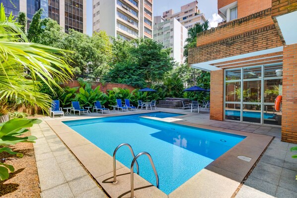 Piscine extérieure, chaises longues
