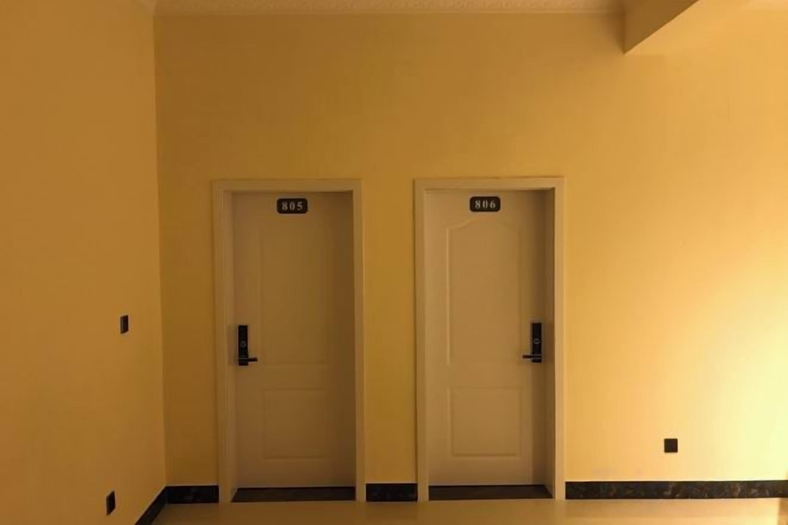 Dos puertas cerradas con los números 805 y 806, que indican números de habitaciones de hotel.