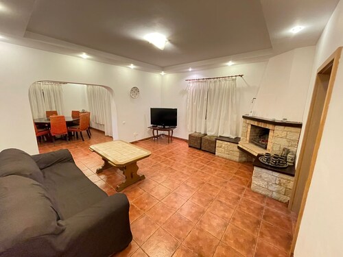 Wonderfull villa in a quiet garden — 5 min from Dino Park and Rasnov Citadelle!!