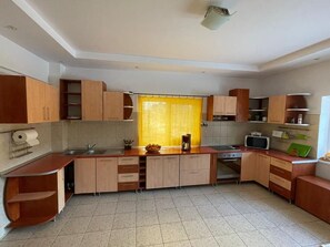 Kühlschrank, Ofen, Herdplatte, Kochgeschirr/Geschirr/Besteck