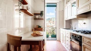 Frigorifero, microonde, forno, piano cottura