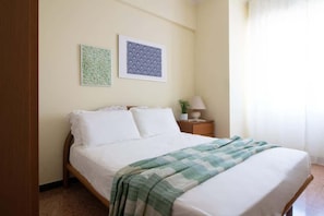 2 bedrooms, iron/ironing board, internet, bed sheets