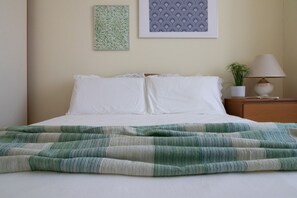 2 bedrooms, iron/ironing board, bed sheets