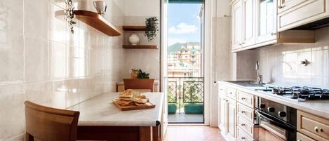 Fridge, oven, dishwasher, coffee/tea maker