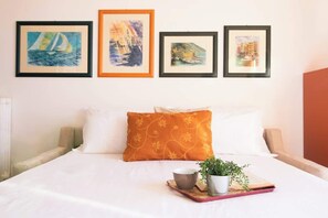 Een strijkplank/strijkijzer, gratis wifi, beddengoed