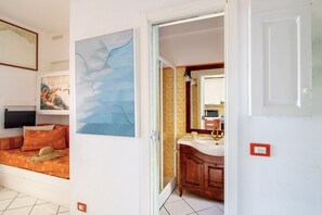 1 soverom, strykejern/-brett, wi-fi (inkludert) og sengetøy