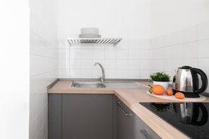 Kühlschrank, Mikrowelle, Wasserkocher mit Kaffee-/Teezubehör