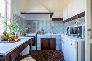 Kjøleskap, mikrobølgeovn, ovn og oppvaskmaskin