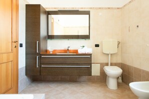 Badewanne, Haartrockner