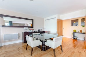Basic Apartment, Multiple Beds | Private kitchen | Oven, stovetop, electric kettle, toaster - Gorgeous 3 Bedroom Flat in Vauxhall With City Views (London)