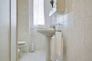 Baignoire, sèche-cheveux, serviettes fournies