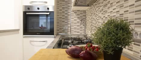 Refrigerador, microondas, horno y cafetera y tetera