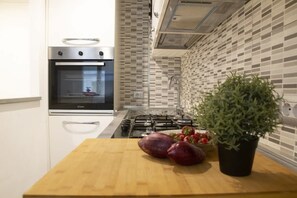 Fridge, microwave, oven, stovetop - Appartamento-CASA AL MARE-Affitti Brevi Italia (Rapallo)
