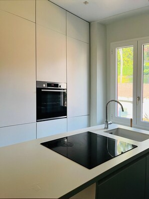 Kühlschrank, Ofen, Geschirrspüler, Wasserkocher mit Kaffee-/Teezubehör