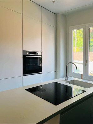 Fridge, oven, stovetop, dishwasher