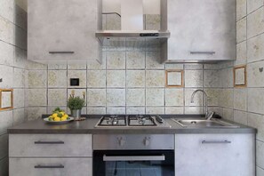 Een koelkast, een microgolfoven, een oven, een kookplaat