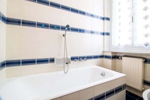 Een douche, een haardroger, handdoeken