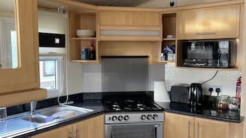 Cabin | Private kitchen | Fridge, microwave, oven, stovetop
