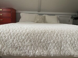 1 bedroom, desk, iron/ironing board, free WiFi - Loft in the Trees, Resort style outdoor pool/hot tub, washer/dryer pet friendly (Mooresville)