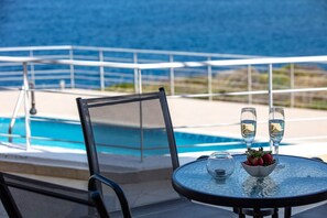Outdoor dining - Tersanas Seaside Villa (Chorafakia)