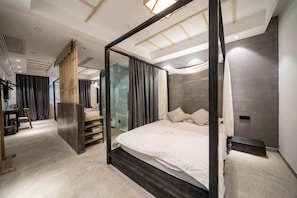 Un dormitorio moderno con cama con dosel, un armario de madera y un separador de vidrio.