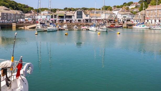 A harbor with boats docked, buildings, and a clear sky. - Piran Lodge (Padstow)