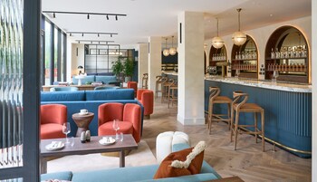 2 bars/lounges