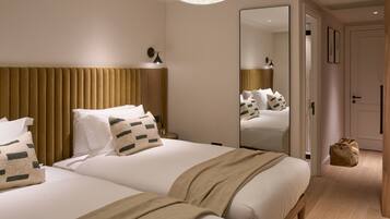 Ropa de cama de alta calidad y caja de seguridad en la habitación