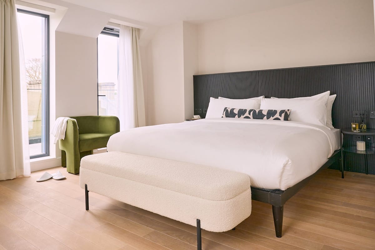 Suite Junior (Arthur's View) | Literie de qualité, coffre-fort, bureau