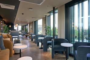2 Bars/Lounges