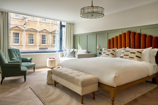 Junior Suite (Cornmarket St) | Peralatan tempat tidur premium, peti besi dalam bilik, meja