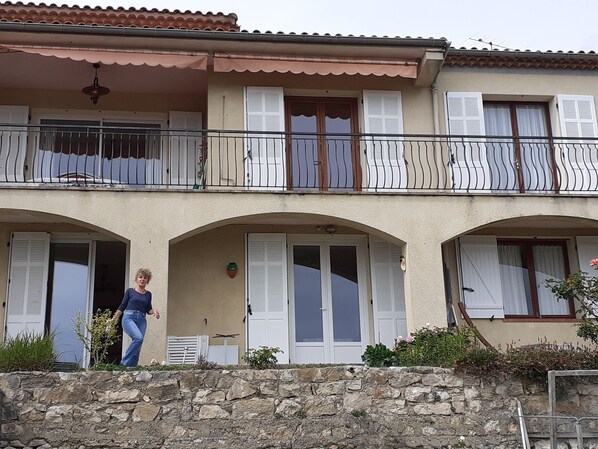 تفاصيل الفندق من الخارج