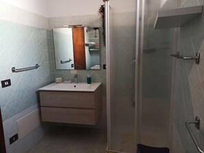 Dusche, Haartrockner, Bidet, Handtücher