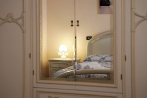 A bedroom with a bed, a nightstand, and a lamp. - Annalú Vacation Home (I.U.N. R5074) (Orosei)