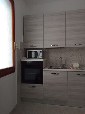 Kühlschrank, Mikrowelle, Ofen, Herdplatte