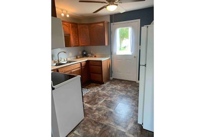 Charming Fully Furnished 2 Bedroom House & Garage