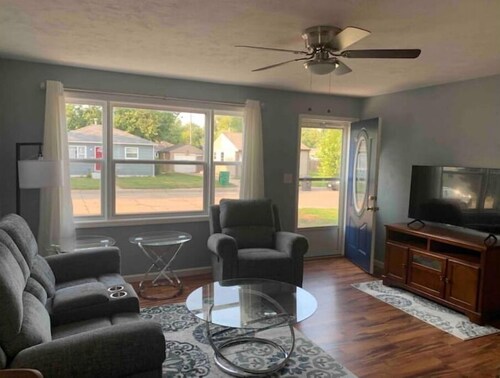 Charming Fully Furnished 2 Bedroom House & Garage