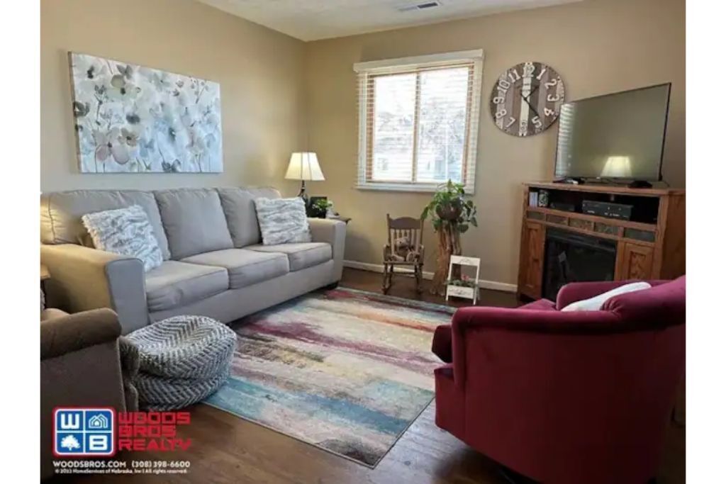 Smart TV, fireplace, streaming services