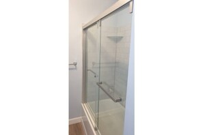 Dusche, Handtücher, Toilettenpapier