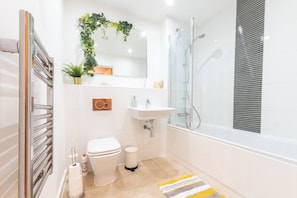 Departamento, 1 habitación | Baño | Regadera, regadera tipo lluvia, amenidades de baño gratuitas