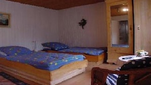 Basic Double or Twin Room | Individually decorated, individually furnished - Private Residences -room agency- (Hannover)